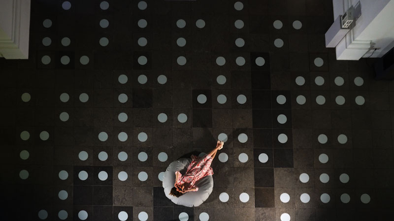 Seat cushions provided the opportunity to experience the anaglyphic shadow play in the ceiling vaults at a height of 18 metres while sitting or even lying down.